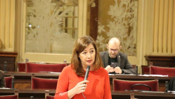 La presidenta del Govern, Francina Armengol, responde a una pregunta durante el pleno del Parlament.