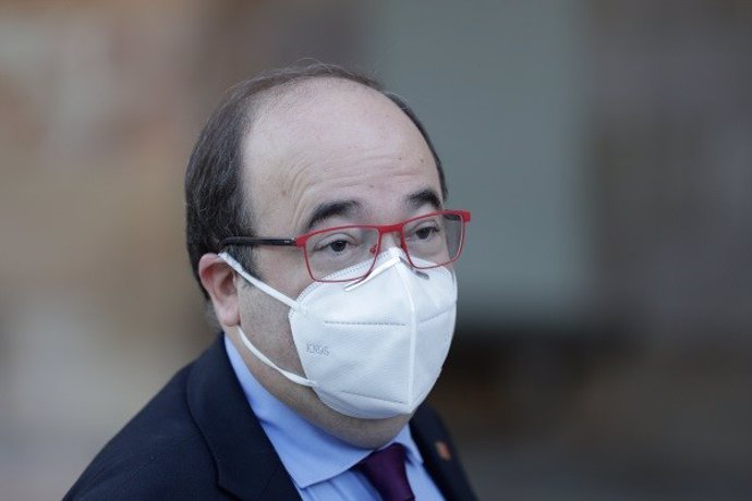 El primer secretari del PSC, Miquel Iceta, arriba al primer ple telemtic del Parlament pel coronavirus amb una mascarilla.