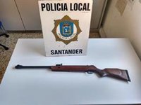 Sorprendido cuando disparaba perdigones a una diana en una calle de Santander
