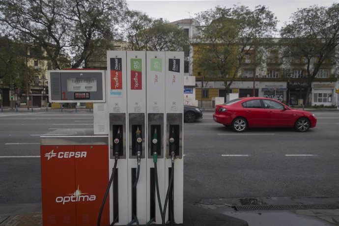 Gasolinera vacía debido al desplome del consumo de gasolinas durante el confinamiento en el estado de alarma por coronavirus, Covid-19. En Sevilla (Andalucía, España), a 06 de abril de 2020.