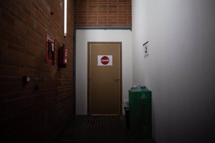 Puertas del pabellón deportivo de la Vall dHebron donde se ha instalado un Hospital de campaña para pacientes enfermos de Covid-19 no críticos. En Barcelona, Catalunya, (España), a 8 de abril de 2020.
