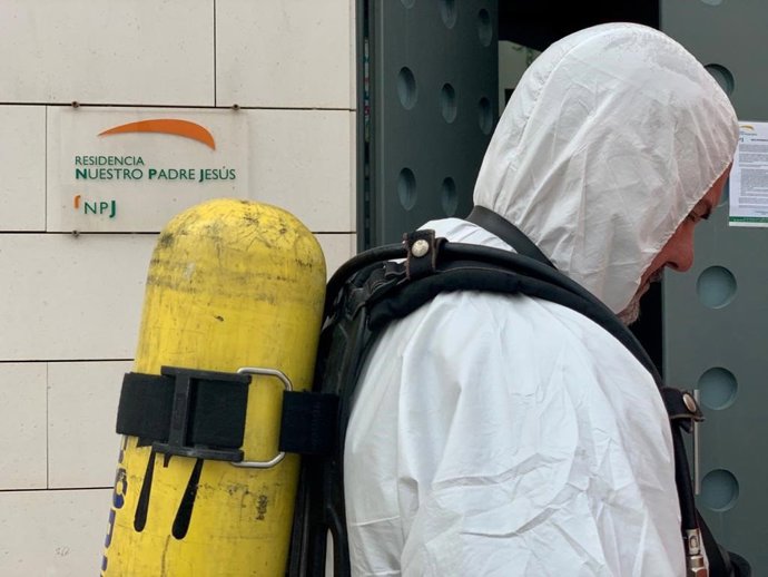 Los bomberos desinfectando un centro asistencial