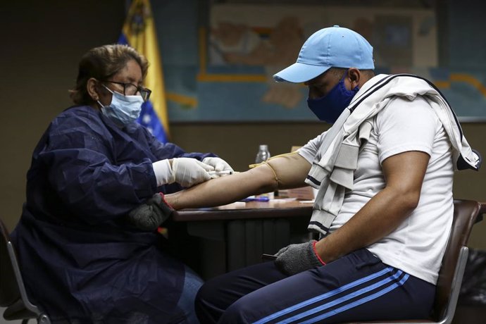 Médico cubano atiende a una persona en Venezuela en plena pandemia de coronavirus