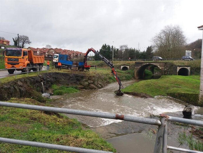 Trabajos en río Campiazo a la altura de la localidad de Beranga
