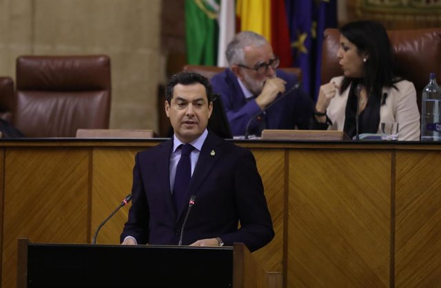 El presidente de la Junta de Andalucía, Juanma Moreno, durante su comparecencia en la sesión presencial de la Diputación Permanente del Parlamento de Andalucía, para valorar la evolución de la pandemia por coronavirus.