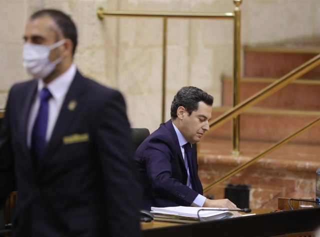 El presidente de la Junta, Juanma Moreno (1d), durante la sesión presencial de la Diputación Permanente del Parlamento andaluz, donde comparecerá para valorar la evolución de la pandemia por coronavirus en Andalucía. En Sevilla, a 24 de abril de 2020.
