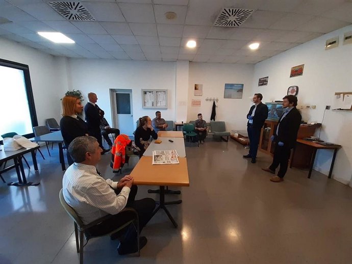 Visita del alcalde de Palma, José Hila, y el concejal de Gobierno Interior, Alberto Jarabo, a las instalaciones de la empresa funeraria municipal (EFM) durante el estado de alarma.
