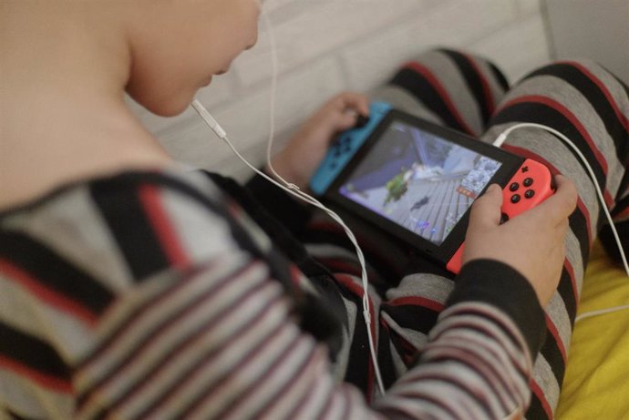 Un niño de 8 años juega y habla con sus amigos a través de una videoconsola a 12 de abril de 2020.
