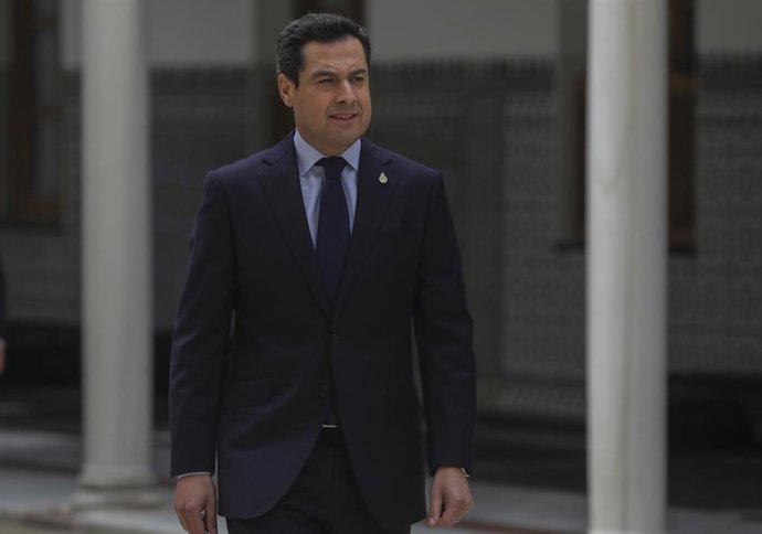 El presidente de la Junta de Andalucía, Juanma Moreno, a su llegada a la sesión presencial de la Diputación Permanente del Parlamento de Andalucía