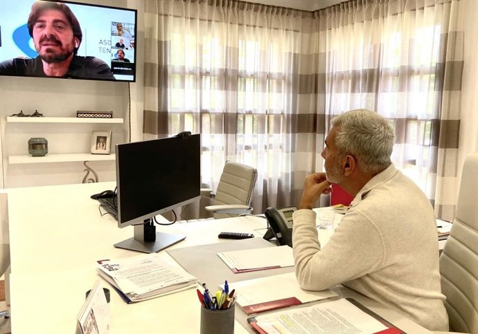 El presidente de Ashotel, Jorge Marichal, en una reunión telemática con el alcalde de Adeje, José Miguel Rodríguez Fraga