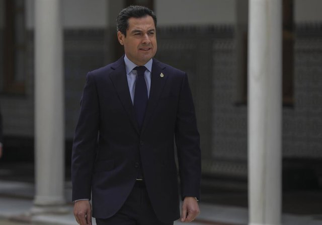 El presidente de la Junta de Andalucía, Juanma Moreno, a su llegada a la sesión presencial de la Diputación Permanente del Parlamento de Andalucía.