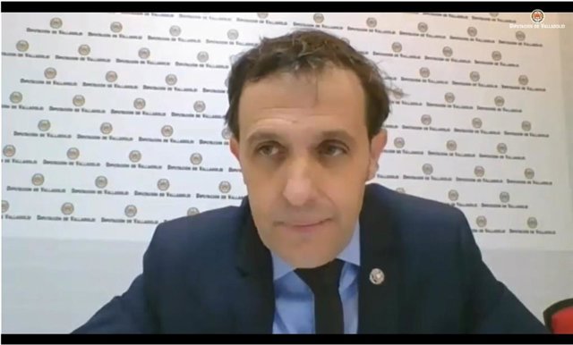 El presidente de la Diputación de Valladolid, Conrado Íscar, participa en el Pleno extraordinario de este viernes.