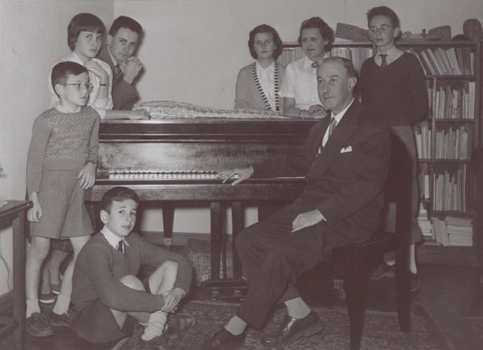 Gerardo Diego y su familia