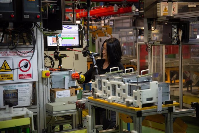 Imagen de una mujer trabajando en una planta industrial.  