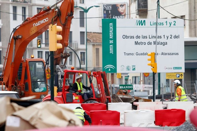 Trabajos en el metro de Málaga con trabajadores que han vuelto a las obras tras los 15 días de permiso retribuido por el COVID-19