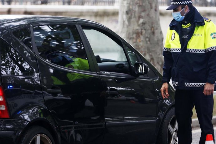Efectivos de la Policía Local de Málaga, durante  controles de tráfico aleatorios por el decreto de Estado de Alarma impuesto por el Gobierno de España a causa de la pandemia del virus COVID-19. En Málaga,( Andalucía, España), a 15 de abril de 2020.