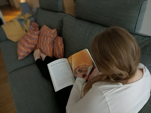 Imagen de una niña en casa durante el confinamiento
