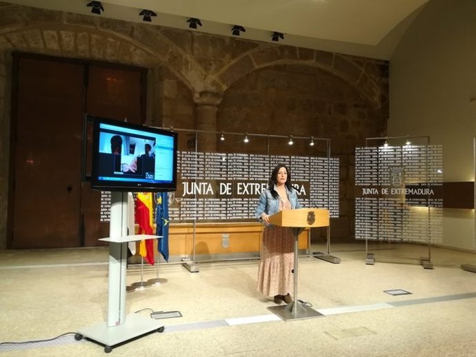 La consejera de Educación y Empleo, Esther Gutiérrez, en rueda de prensa telemática