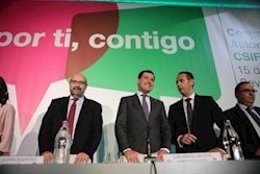 El presidente de la Junta, Juanma Moreno, con el presidente de CSIF Andalucía, Germán Girela, (a la derecha de la imagen), en el congreso de elección de éste en octubre de 2019. 