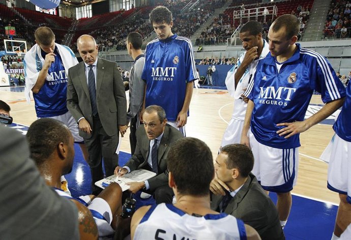 Ettore Messina dando instrucciones en su etapa como entrenador del Real Madrid