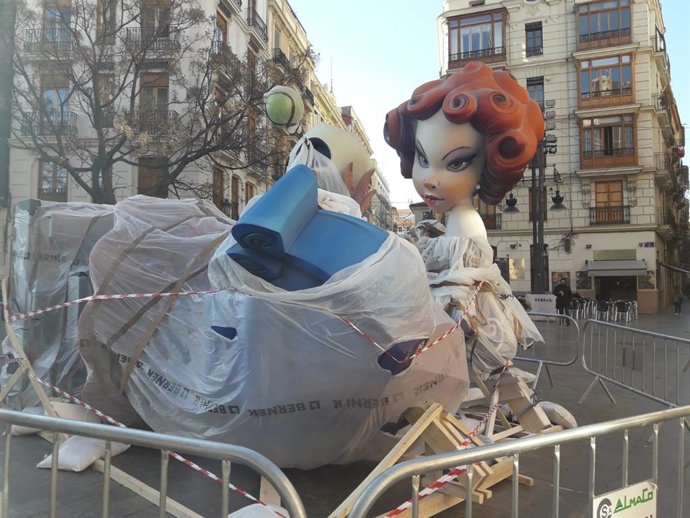 Parte de una falla sin plantar en una calle. 