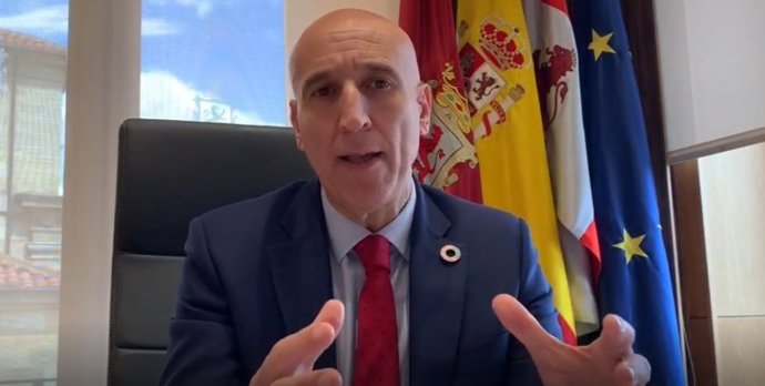 El alcalde de León, José Antonio Diez, en el vídeo transmitido a los medios de comunicación en los que anuncia la incorporación de los agentes sociales en los grupos de trabajo de recuperación tras la crisis.
