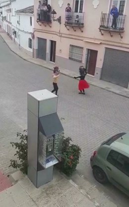 Pasacalles de dos cabezudos en Coripe durante el estado de alarma