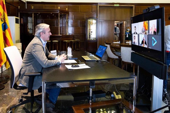 El alcalde de Zaragoza, Jorge Azcón, en una videoconferencia en el Ayuntamiento