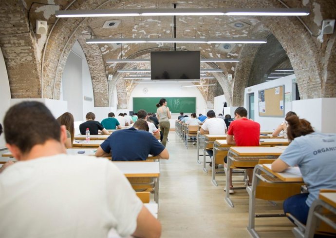 Imagen de archivo de estudiantes durante un examen en la UPCT