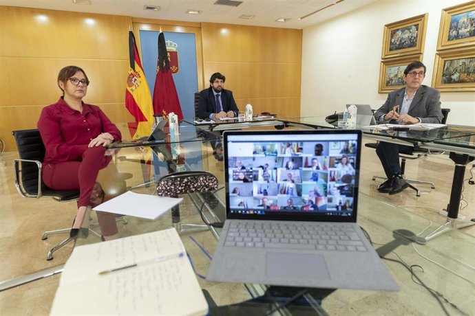 Imagen de la videoconferencia mantenida entre López Miras, Villegas y Franco con los 45 ayuntamientos