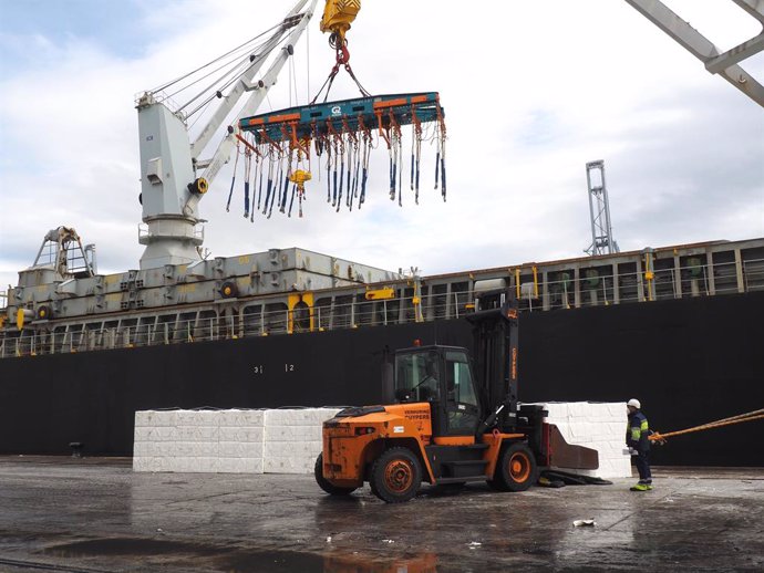 El Puerto de Tarragona registra la operativa de pasta de papel "más grande" de s