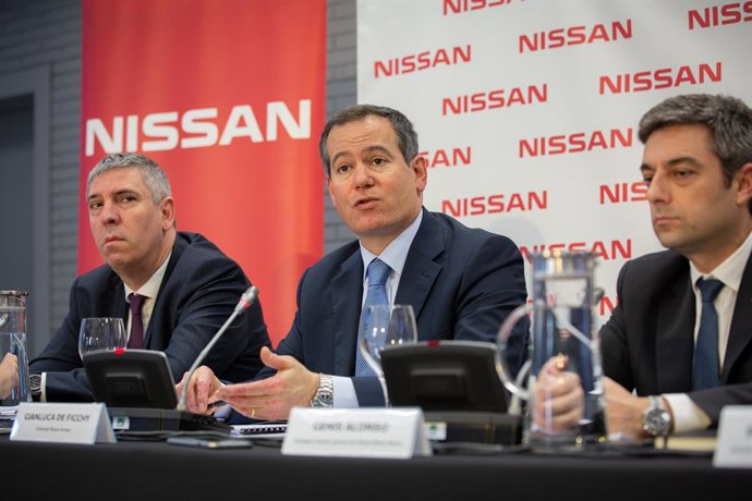 (I-D) El responsable de fabricación de la alianza Renault-Nissan, José Vicente de los Mozos; el presidente de Nissan Europa, Gianluca de Ficchy; y el director de Nissan Motor Ibérica, Genís Alonso, en una foto de archivo.