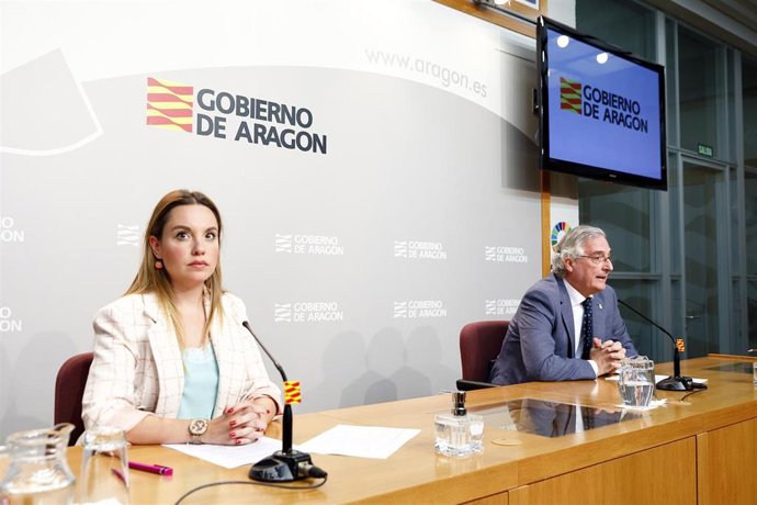 La consejera de Ciencia, Universidad y Sociedad del Conocimiento del Gobierno de Aragón, Maru Díaz, y el consejero de Agricultura, Ganadería y Medio Ambiente, Joaquín Olona