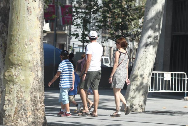 Familia numerosa, paseando, paseo, matrimonio, niños, verano