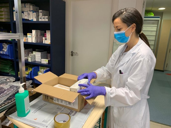 La Farmacia del Hospital Regional de Málaga envía a domicilio los fármacos de sus pacientes crónicos o frágiles para evitar desplazamientos al centro sanitario por el COVID-19