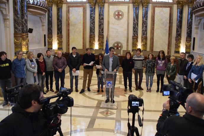 La corporación municipal de San Sebastián en la lectura de un manifiesto