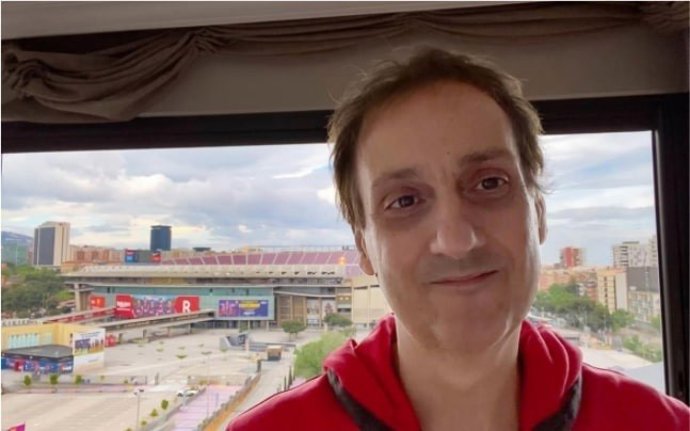 Albert Espinosa en su estudio de trabajo, con vistas al Camp Nou, para la creación de una nueva serie inspirada en La Masia