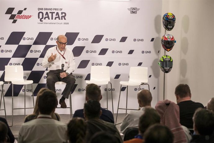 Carmelo Ezpeleta se dirige a los medios durante los tests de Catar