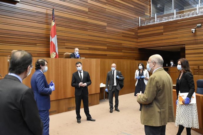 Mañueco (I) junto a Luis Tudanca (C) y otros procuradores que han asistido de forma presencial al Pleno de las Cortes.
