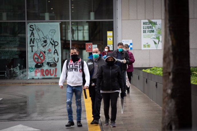 Un grup de persones surt de l'Estació de Barcelona Sants, Barcelona (Catalunya, Espanya) 30 de mar del 2020.