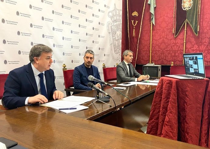 El concejal de Personal de Granada, Francisco Fuentes, interviene en presencia de los portavoces, Manuel Olivares y César Díaz