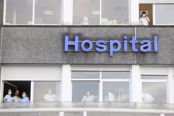 Varias sanitarias se asoman a las ventanas del Hospital Donostia  San Sebastián/Guipúzcoa/Euskadi (España) a 12 de abril de 2020.