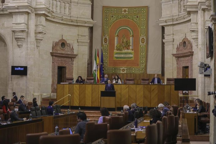 El presidente de la Junta de Andalucía, Juanma Moreno, durante su comparecencia en la sesión presencial de la Diputación Permanente del Parlamento de Andalucía, para valorar la evolución de la pandemia por coronavirus en Andalucía. 