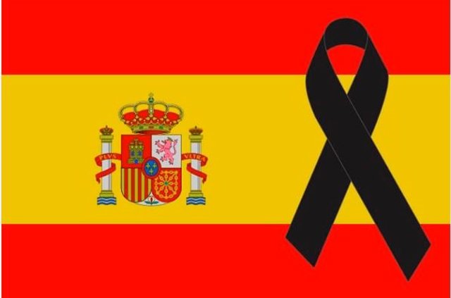 Bandera de españa con ceespón negro por los muertos del Coronavirus