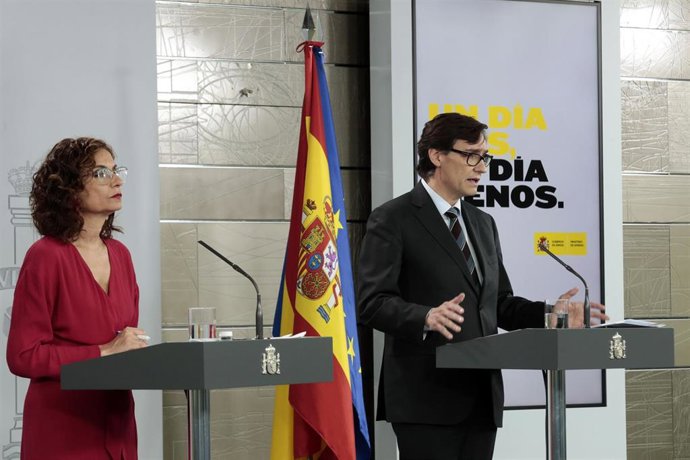 El ministro de Sanidad, Salvador Illa, y la portavoz del Gobierno, María Jesús Montero, durante la rueda de prensa por videoconferencia para abordar la evolución del coronavirus en España. En Madrid, (España), a 17 de abril de 2020.