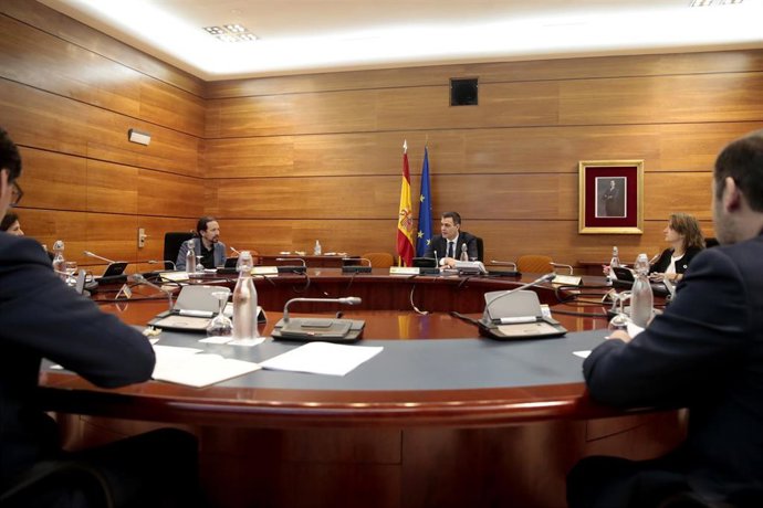 El presidente del Gobierno, Pedro Sánchez, preside el Consejo de Ministros extraordinario para hacer efectiva la tercera prórroga del estado de alarma por la crisis del Covid-19 En Madrid, (España), a 24 de abril de 2020.