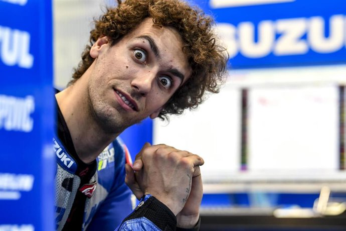 Alex Rins bromea en el box de Suzuki durante los tests de Catar
