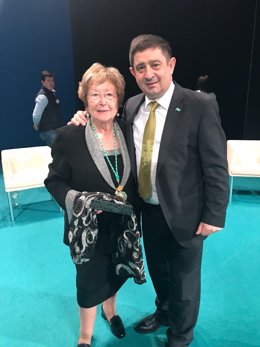 Pilar Palazón y Francisco Reyes en una imagen de archivo coincidiendo con la entrega de la Medalla de Oro de Andalucía en 2018