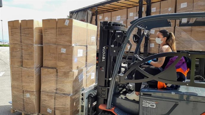 Llega a Feria Valencia el cargamento de material sanitario del decimosexto avión fletado por la Generalitat