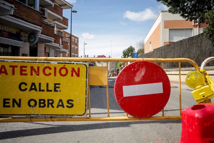 Vallas y señal de prohibición que cierran el acceso a la calle Sagunto en Pozuelo de Alarcón para la realización del saneamiento y alumbrado de esta calle, situada en el centro del municipio, en Pozuelo de Alarcón/Madrid (España) a 20 de abril de 2020.